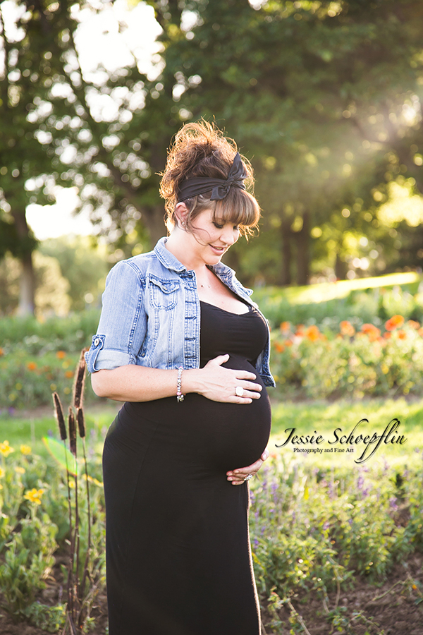 2-maternity-photography-mother-flower-bed