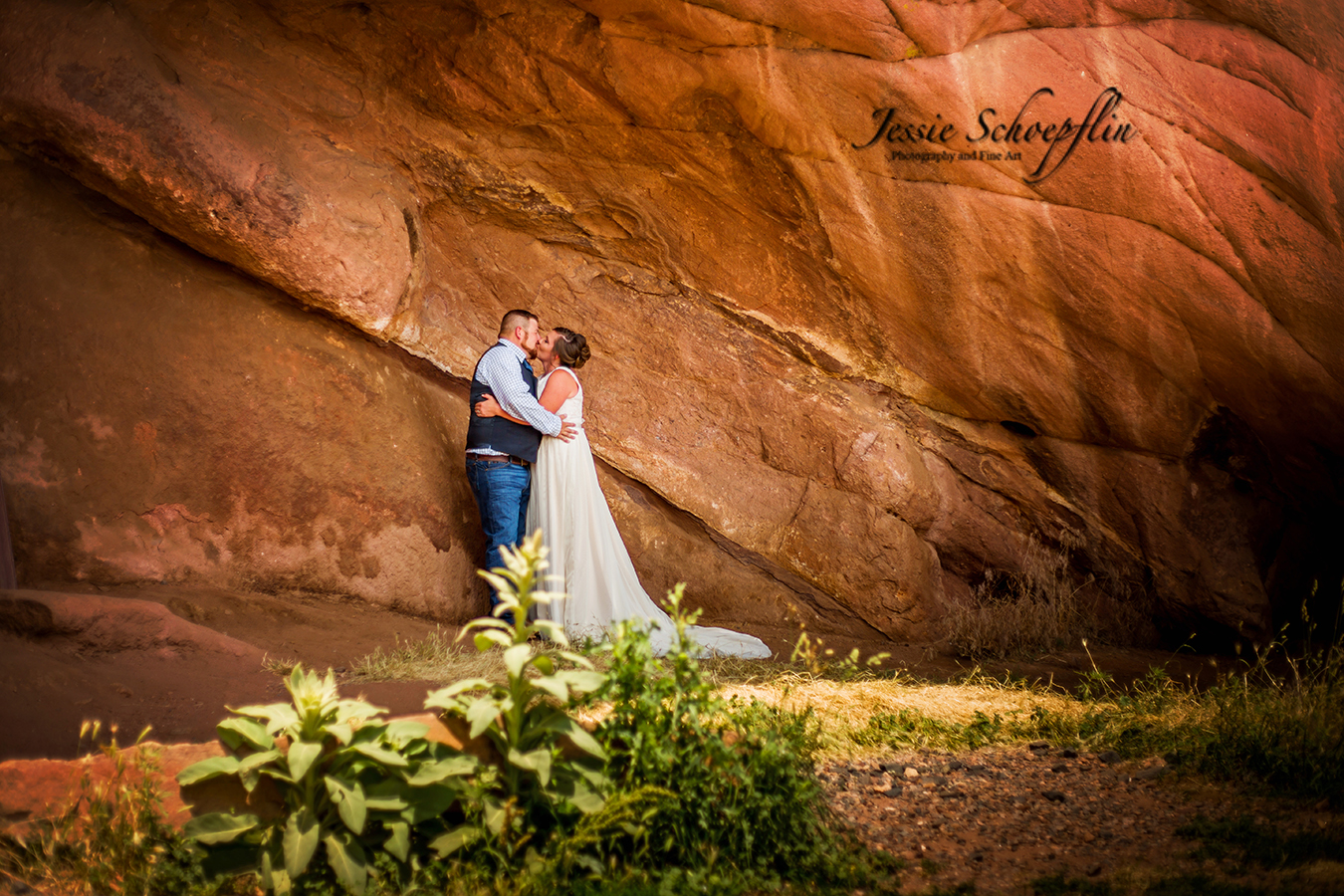 red-rocks-bride-and-groom-kiss